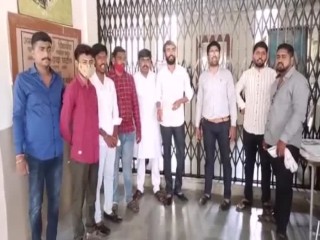 वाढीव शुल्क आकारल्याच्या कारणावरून अमरावती विद्यापीठ कुलसचिवांच्या कक्षाला भाजपा युवा मोर्चाने ठोकले कुलूप !