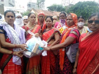 सावंतवाडी तालुक्यात पोषण आहार अभियानाच्या अंतर्गत देण्यात आलेले भ्रमणभाष संच अंगणवाडी सेविकांकडून प्रशासनास परत