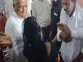तक्रार घेऊन आलेल्या महिलेला कर्नाटकातील भाजपच्या मंत्र्याने मारले कानफाटात !