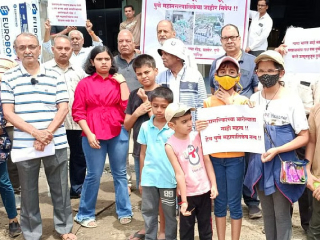 बाणेर येथे अवैध कचरा प्रकल्पाच्या विरोधात भर पावसात मानवी साखळी करून नागरिकांचे आंदोलन !