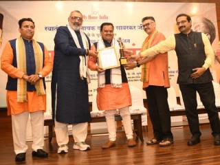 Hindu Kesari Award : हिंदुत्वाचा बुलंद आवाज असलेले सुरेश चव्हाणके यांना ‘हिंदु केसरी’ पुरस्कार प्रदान !