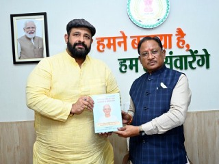 छत्तीसगडचे मुख्यमंत्री विष्णुदेव साय यांना सच्चिदानंद परब्रह्म डॉ. आठवले यांचा चरित्र ग्रंथ भेट !