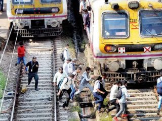 Mumbai Local Accident : गर्दीमुळे धावत्या लोकलमधून पडून ४ प्रवाशांचा मृत्यू : ९ प्रवासी गंभीर घायाळ !