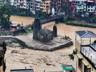 Himachal Pradesh Flood : अतीवृष्टीमुळे हिमाचल प्रदेशमध्ये १५० घरे कोसळली, ६३ लोकांचा मृत्यू !