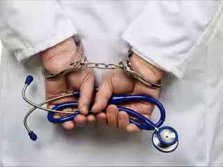 बनावट धर्मांध आधुनिक वैद्याकडून महिलेचा विनयभंग !