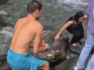 Foreigner Cleans Himachal Waterfall : विदेशी व्यक्तीने कचरा उचलून भारतियांसमोर ठेवला स्वच्छतेचा आदर्श !