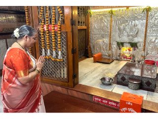 श्रीचित्‌शक्ति (सौ.) अंजली मुकुल गाडगीळ यांनी घेतले नृसिंहवाडी (जिल्हा कोल्हापूर) येथे श्री नृसिंह सरस्वती यांचे आणि शिरोळ (जिल्हा कोल्हापूर) येथे श्री दत्त भोजनपात्र यांचे दर्शन !
