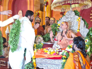 उपमुख्यमंत्री एकनाथ शिंदे यांनी घेतले शंकराचार्य स्वामी अविमुक्तेश्वरानंद यांचे दर्शन !