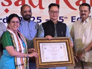 भाजपच्या प्रा. डॉ. (सौ.) मेधा कुलकर्णी ‘संसदरत्न पुरस्कारा’ने सन्मानित !