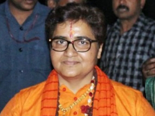 साध्वी प्रज्ञासिंह यांचा सनातन धर्मसभा, वसईच्या अध्यक्षांकडून सत्कार !