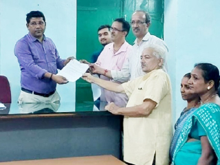 वाळपई पालिका क्षेत्रात कचर्‍याचे संकलन करण्याच्या ठिकाणी राष्ट्रध्वज