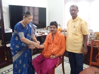 हिंदु जनजागृती समितीच्या वतीने मान्यवरांना रक्षाबंधन !