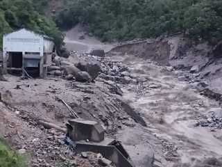 हिमाचल प्रदेशमध्ये ढगफुटी; ३२३ रस्ते बंद !