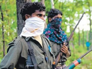 नक्षलवाद्यांचे पुनर्वसन : सावधगिरीची आवश्यकता !