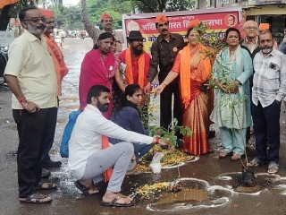 कोल्हापूर शहरातील खड्ड्यांमध्ये झाडे लावून अखिल भारत हिंदु महासभेच्या वतीने आंदोलन !