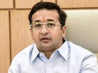 जगद्गुरु संत नरेंद्राचार्य महाराज यांचा ‘महाराष्ट्र भूषण पुरस्कार’ देऊन गौरव करा !