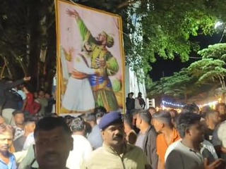 Davangere AfzalKhan Vadh Cutout : गणेशोत्सवात लावलेले अफझलखान वधाचे फलक पोलिसांनी हटवले !