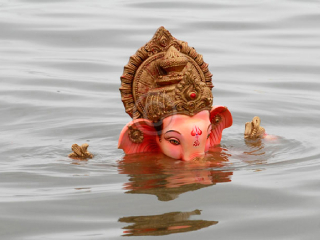 कल्याण येथे विरोध झुगारून हिंदुत्वनिष्ठाकडून श्री गणेशमूर्तीचे वहात्या पाण्यात विसर्जन !