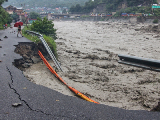 Himachal Heavy Rain : मुसळधार पावसामुळे हिमाचल प्रदेशमधील जनजीवन विस्कळीत  