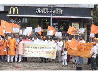 Boycott American Goods : अमेरिकेच्या अन्यायकारक करवृद्धीच्या विरोधात भर पावसात कोल्हापूर येथे हिंदु राष्ट्र-जागृती आंदोलन !
