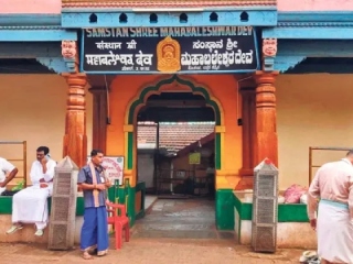 कर्नाटकाच्या गोकर्ण देवळात पारंपरिक पोशाखात सुरक्षा कर्मचारी