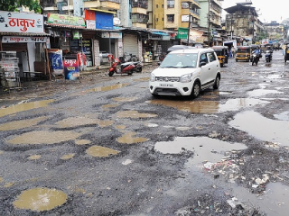 कल्याण-डोंबिवली महानगरपालिकेच्या हद्दीत रस्त्यांवर पडलेल्या खड्ड्यांमुळे नागरिक हैराण