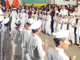 घालवाड (कोल्हापूर) येथे डॉल्बीला फाटा देत विसर्जनाच्या मिरवणुकीत आळंदीचा दिंडी सोहळा !