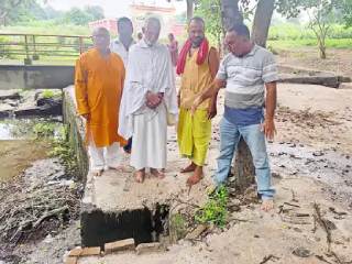 प्रभु श्रीरामाच्या पावलांचा मागोवा घेत देहली येथील अभ्यासकांची ओंकारेश्वर तीर्थक्षेत्राला (जळगाव) भेट !