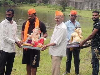 दान म्हणून घेतलेल्या आणि नदीपात्रातून बाहेर आलेल्या श्री गणेशमूर्ती हिंदुत्वनिष्ठांकडून परत विसर्जित !