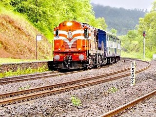 सावंतवाडी रेल्वेस्थानकात ३ एक्सप्रेस गाड्यांना थांबा देण्यास विलंब : नागरिक संतप्त