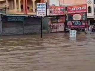 म्हसवड (जिल्हा सातारा) येथे माणगंगा नदीला पूर !