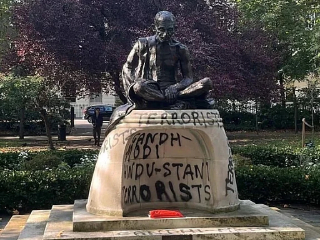 London Gandhi Statue : लंडनमधील म. गांधी यांच्या पुतळ्यावर अज्ञातांनी ‘गांधी, मोदी आणि भारतीय आतंकवादी’ लिहिले !