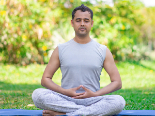 काम करतांना बसण्याची ठेवण (पोश्चर) कशी असावी ?