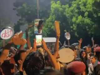 JNU Violence : डाव्या विचारसरणीच्या विद्यार्थी संघटनांकडून दुर्गामूर्ती विसर्जन मिरवणुकीवर दगडफेक