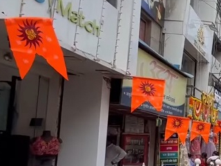 अहिल्यानगर येथे कापड बाजारात दुकाने सजली भगव्या ध्वजांनी !