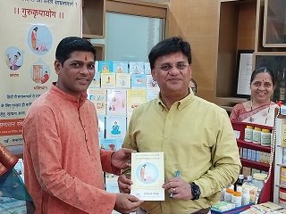 ‘महापारेषण’च्या वांद्रे (मुंबई) येथील कार्यालयातील सनातन संस्थेच्या ग्रंथप्रदर्शनाला उत्स्फूर्त प्रतिसाद !