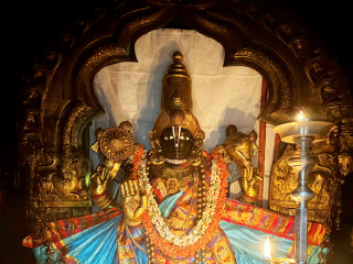 लक्ष्मीपूजनाच्या निमित्ताने श्रीचित्‌शक्ति (सौ.) अंजली गाडगीळ यांनी घेतले मेलुकोटे (मंड्या, कर्नाटक) येथील श्रीचेलुवनारायण मंदिरात दर्शन !
