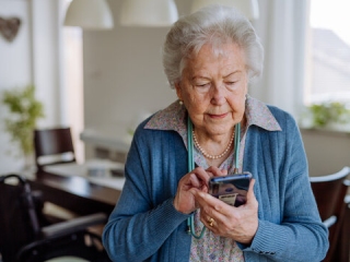 Screen Addiction Among Elderly : ज्येष्ठांचाही ५० टक्के वेळ ‘टीव्ही’, ‘स्मार्टफोन’, ‘गेमिंग डिव्हाईस’वर व्यतित होतो !