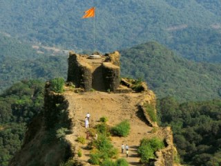 प्रतापगडाच्या संवर्धनासाठी कोट्यवधी रुपयांचा निधी; मात्र काम निकृष्ट प्रतीचे !