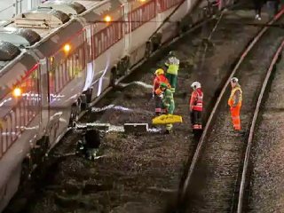London Train Stabbing : लंडनमध्ये धावत्या रेल्वेमध्ये चाकूद्वारे झालेल्या आक्रमणात १० जण घायाळ