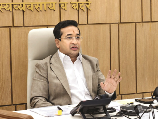 झाडाला मिठी मारता, तशी बकरीला का मारत नाही ? – नितेश राणे, मत्स्य आणि बंदरे विकास मंत्री भाजप