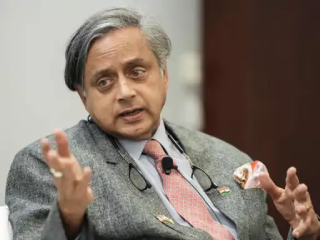 राजकारण हा कौटुंबिक व्यवसाय बनला आहे ! – Shashi Tharoor