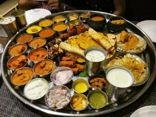 खादाड बनवणारी ‘अनलिमिटेड (अमर्यादित)’ थाळी !