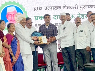 सनातनचे वाचक प्रकाश नेहरकर यांचा ‘प्रयोगशील शेतकरी’ पुरस्काराने सन्मान !