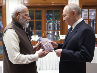 Modi Putin Meet : पंतप्रधान मोदी यांच्याकडून रशियाचे राष्ट्राध्यक्ष पुतिन यांना रशियन भाषेतील भगवद्‌गीता भेट !