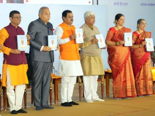 Shankhnad Mahotsav Delhi : ‘सच्चिदानंद परब्रह्म डॉ. जयंत आठवले यांचे जीवनचरित्र’ या इंग्रजी भाषेतील सनातन संस्थेच्या ग्रंथांचे प्रकाशन !