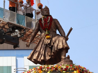 इचलकरंजी (जिल्हा कोल्हापूर) येथे मुख्यमंत्र्यांच्या हस्ते छत्रपती संभाजी महाराज यांच्या पुतळ्याचे अनावरण !