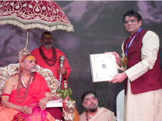शंकराचार्य श्री स्वामी अविमुक्तेश्वरानंद यांच्या हस्ते हिंदुत्वनिष्ठ मयंक जैन आणि मीनाक्षी शरण यांचा सन्मान