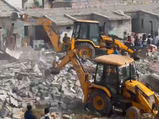 Bengaluru  Demolition : बेंगळुरू (कर्नाटक) येथे ४०० हून अधिक बेकायदेशीर घरे महापालिकेने पाडली !