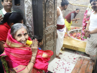 जशोदाबेन मोदी यांनी घेतले श्री तुळजाभवानीदेवी आणि वैद्यनाथ यांचे दर्शन !